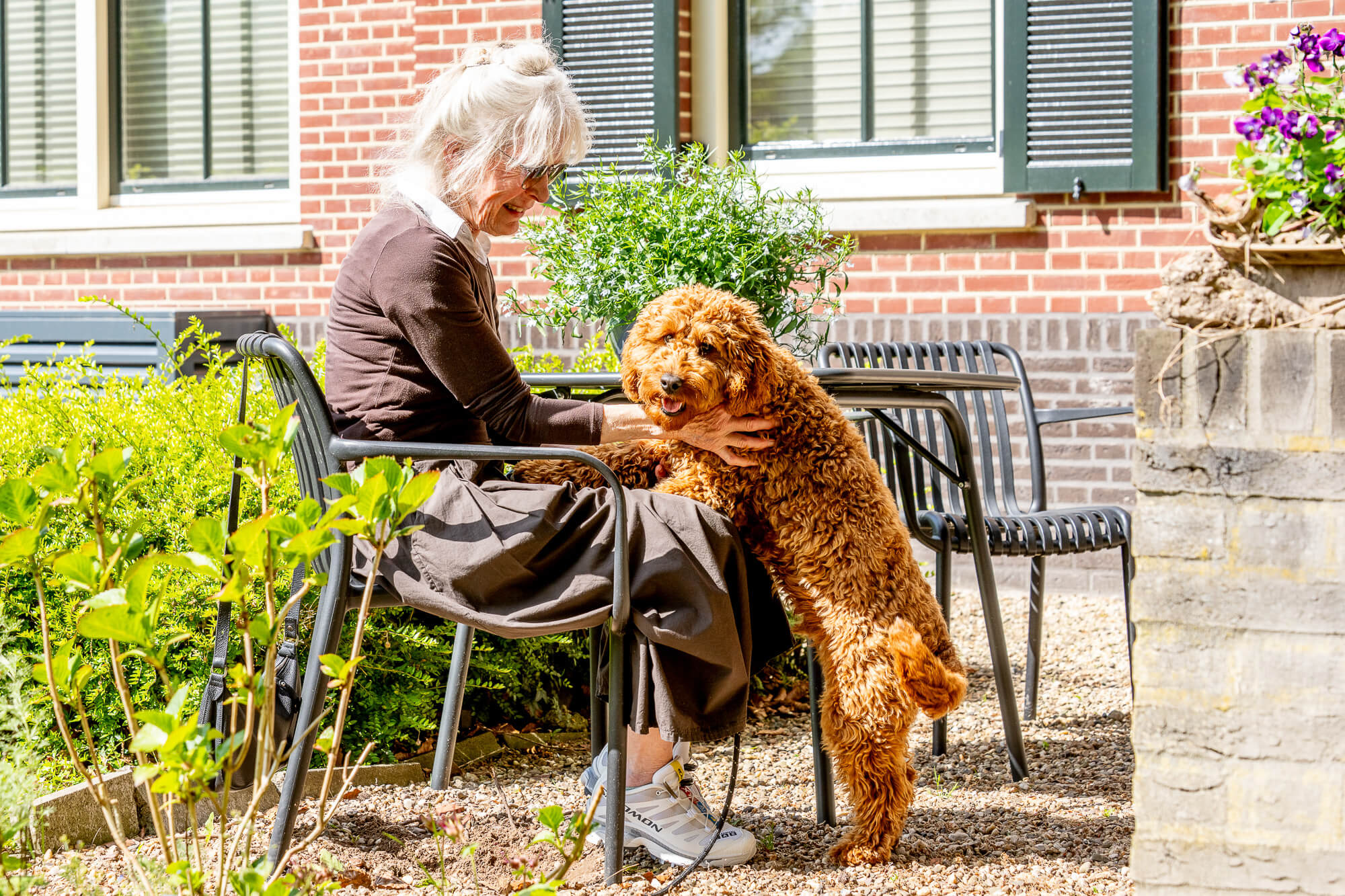 Vrouw knuffelt met hond