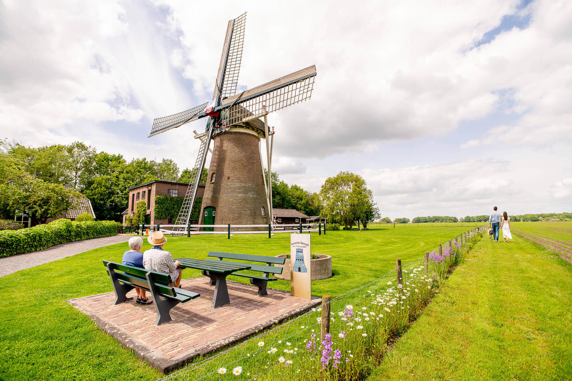 Ouder stel zit bij de molen van Gorssel