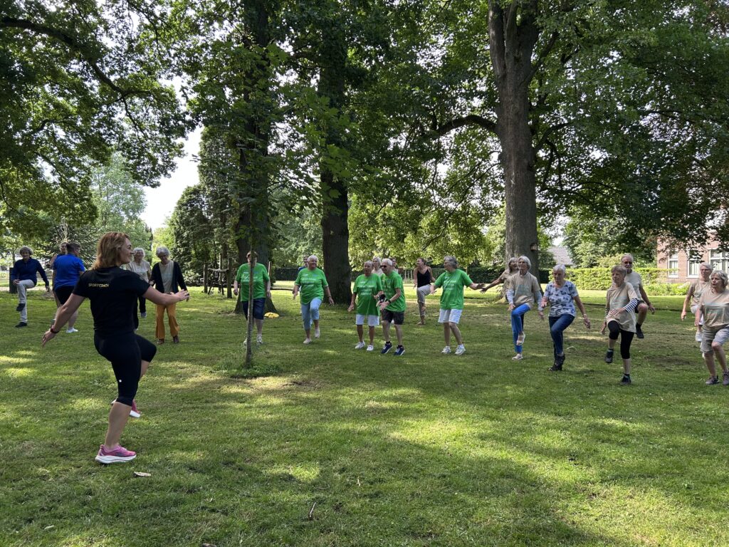 Samen sporten onder de bomen bij Den Oldenhof